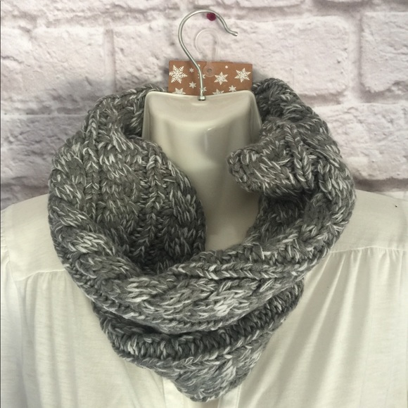 BRAND NEW grey and white infinity scarf - Picture 1 of 4